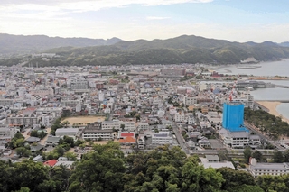 人口４万人を割り込んだ洲本市。市街地には空き家も目立ち、活性化への模索が続く＝洲本城跡から