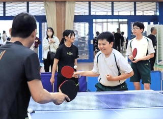 卓球クラブの体験会で楽しそうにプレーする中学生＝淡路市多賀