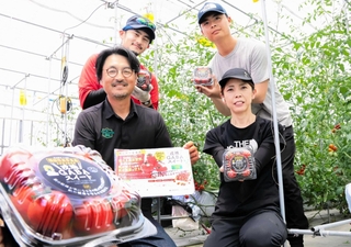 機能性表示食品として販売を始めたミニトマトをＰＲする豊田公隆さん（手前左）とスタッフ＝南あわじ市市三條