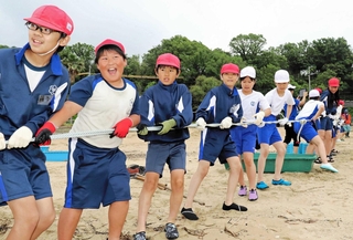 「イチニ、イチニ」。声を合わせて力いっぱい網を引く児童＝淡路市多賀
