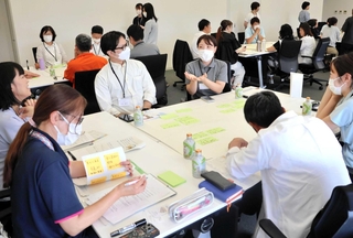高齢者の移動手段について話し合う行政や民間の事業者ら＝南あわじ市役所