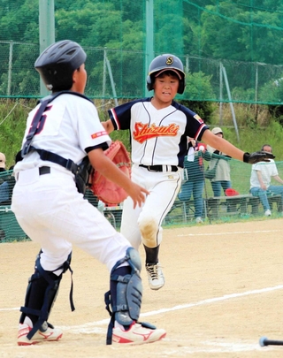 ホームに走り込む志筑少年野球団の選手（右）＝淡路市育波