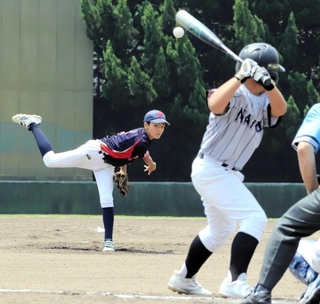 力投する洲本三熊クラブの選手（左）＝洲本市宇原