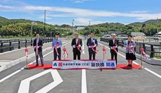 築狭橋の開通式でテープカットを行う関係者＝洲本市千草甲