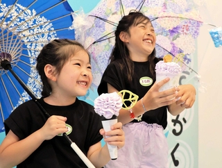 梅雨限定スイーツを手に記念撮影をする子どもら＝道の駅うずしお