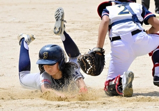 ３回裏いざなぎ１死二塁、味方の三ゴロの間に、三塁を回り本塁へ頭から滑り込む二塁走者・岡奈樹選手（左）＝淡路市志筑新島