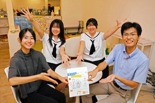「お出かけのきっかけに」と気軽な利用を呼びかける「すっとも」のメンバー＝洲本市本町６
