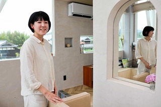 美容室とギャラリーが一体となった「綴り木」を開いた瀬川那弥さん＝洲本市五色町鮎原上