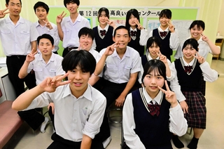 グランプリの岡本真歩さん（前列右）、粟田敬斗さん（同左）と優秀賞の生徒ら＝津名高校