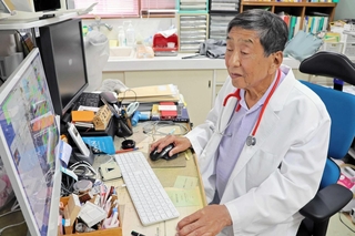 市内唯一の小児科専門医の田中一宏院長。古希を迎え、やむなく午後の休診を決めた＝南あわじ市広田広田