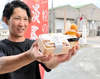 「淡路島団子」と「淡路島団子ソフト」をアピールする渡辺由一さん＝南あわじ市神代地頭方