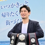 獲得した３本のベルトを手にする住村竜市朗さん。「いつか故郷に恩返しを」と話した＝淡路市役所