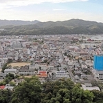 人口４万人を割り込んだ洲本市。市街地には空き家も目立ち、活性化への模索が続く＝洲本城跡から