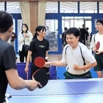卓球クラブの体験会で楽しそうにプレーする中学生＝淡路市多賀