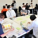 高齢者の移動手段について話し合う行政や民間の事業者ら＝南あわじ市役所
