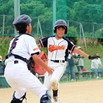 ホームに走り込む志筑少年野球団の選手（右）＝淡路市育波
