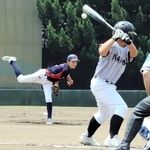 力投する洲本三熊クラブの選手（左）＝洲本市宇原