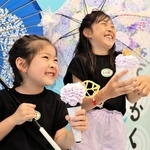 梅雨限定スイーツを手に記念撮影をする子どもら＝道の駅うずしお