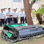 ラジコン草刈り機の操作を体験する淡路高校生＝淡路市富島