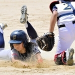３回裏いざなぎ１死二塁、味方の三ゴロの間に、三塁を回り本塁へ頭から滑り込む二塁走者・岡奈樹選手（左）＝淡路市志筑新島