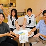「お出かけのきっかけに」と気軽な利用を呼びかける「すっとも」のメンバー＝洲本市本町６