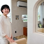 美容室とギャラリーが一体となった「綴り木」を開いた瀬川那弥さん＝洲本市五色町鮎原上