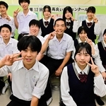 グランプリの岡本真歩さん（前列右）、粟田敬斗さん（同左）と優秀賞の生徒ら＝津名高校