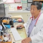 市内唯一の小児科専門医の田中一宏院長。古希を迎え、やむなく午後の休診を決めた＝南あわじ市広田広田