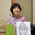 追想集と似顔絵を手に「夫の人生をたどり直すことができた」と話す落合育代さん＝淡路市久留麻