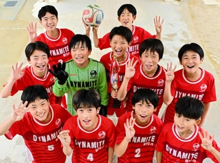 淡路地区予選で４連覇を果たした「ダイナマイト．Ｗ．Ｆ．Ｃ．ｊｒ」のメンバー＝淡路市志筑