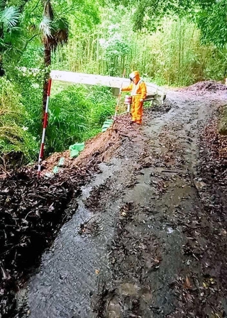 台風７、８号接近に伴う大雨で路肩が崩落した県道室津志筑線＝淡路市大谷（県洲本土木事務所提供）