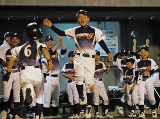 生還した選手を迎える大野インプレッションズナイン＝洲本市民球場