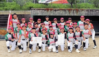 初優勝にガッツポーズの五色ベースボールクラブナイン＝洲本市五色町都志大日