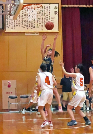 決勝戦でゴールを狙う津名中の選手＝淡路三原高校