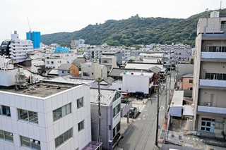 洲本市内の「空家活用特区」。空き家のまま放置されている家屋が点在する