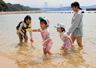 伊毘うずしお村海水浴場で水遊びを楽しむ子どもら＝南あわじ市阿那賀