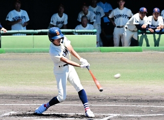 ２回表、左中間に先制の適時二塁打を放つ洲本の飛松世人選手＝Ｇ７スタジアム神戸