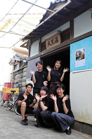 大黒湯跡に集まり、建物の再生に取り組む「湯気のあとプロジェクト」のメンバー＝南あわじ市沼島