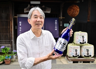 千代の縁の入賞を喜び、「次こそは金賞を目指す」と話す杜氏の上野山善彦さん＝淡路市久留麻
