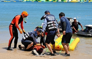 水難救助訓練を行う消防や警察署員ら＝洲本市海岸通１