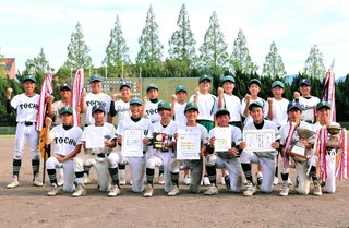 接戦を制し優勝した東浦・一宮の選手＝洲本市民球場
