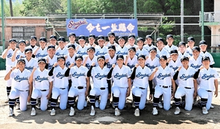 蒼開高校女子硬式野球部のメンバー＝洲本市下加茂１
