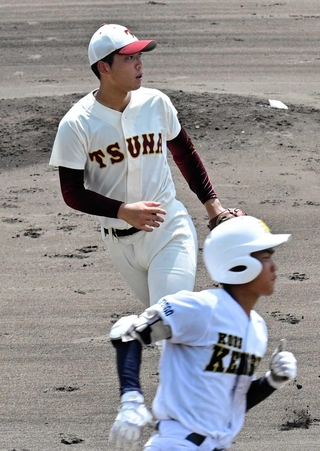 ３回表２死二、三塁、津名・鈴木健吾投手は先制の２点適時打を許す＝姫路市のウインク球場