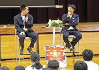ミラノ五輪の思い出を語る木村葵来さん（左）と岡本圭司さん＝南あわじ市松帆古津路