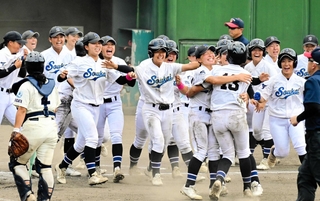 サヨナラ勝ちに歓喜の蒼開ナイン＝丹波市の春日スタジアム
