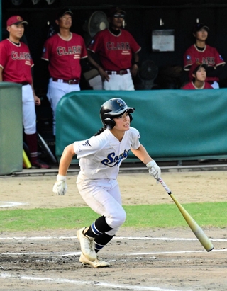 ２回裏無死三塁、蒼開・中彩葉選手が同点の右犠飛を放つ＝丹波市のつかさグループいちじま球場