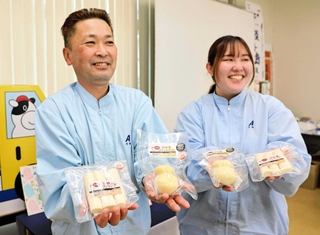 「カチョカヴァロ」と「ストリング」を手にする牛田尚宏さん（左）と平松歩華さん＝南あわじ市市善光寺