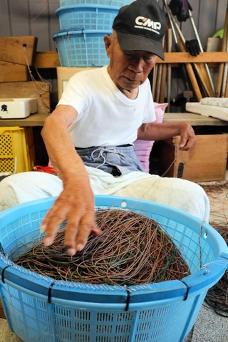 絡んだ縄をほどいていく「縄繰り」の作業＝南あわじ市沼島