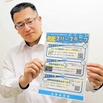 チラシを手に、警察庁推奨アプリなどの利用を呼びかける志波佳憲課長＝淡路署