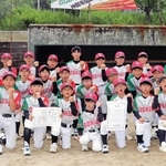 初優勝にガッツポーズの五色ベースボールクラブナイン＝洲本市五色町都志大日